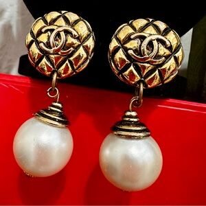 CHANEL vintage cushion cc pearl drop earrings